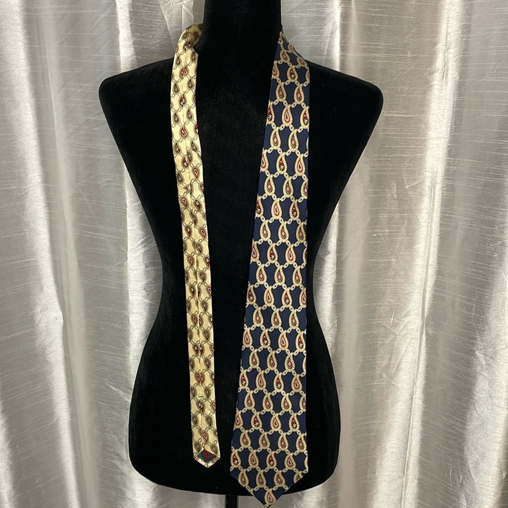 Tommy Hilfiger Italian Silk Navy Paisley Print USA Made Tie
